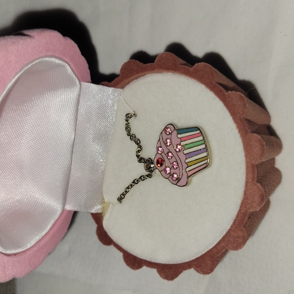 Cupcake 🧁 nacklace - Picture 2 of 4